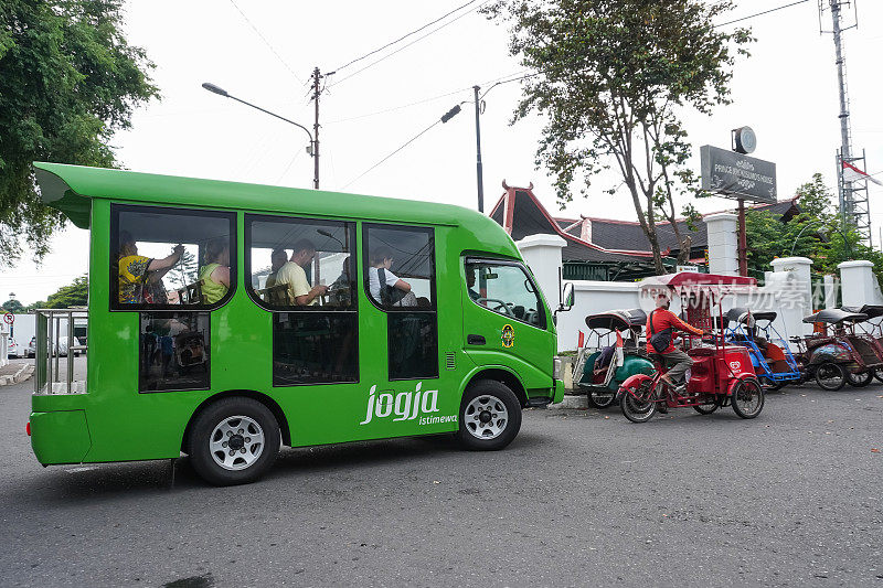 Si Thole是为游客提供的一种交通方式或穿梭小巴，有一条特殊的路线到日惹的Jeron Beteng地区